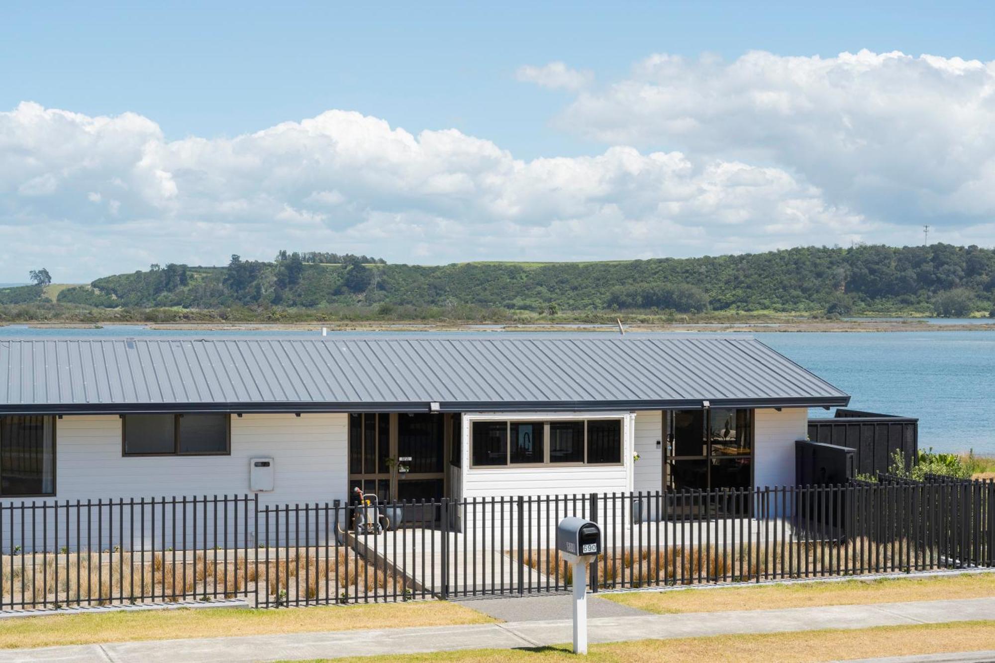 Pukehina Estuary Sunset Views Holiday Home Exteriör bild