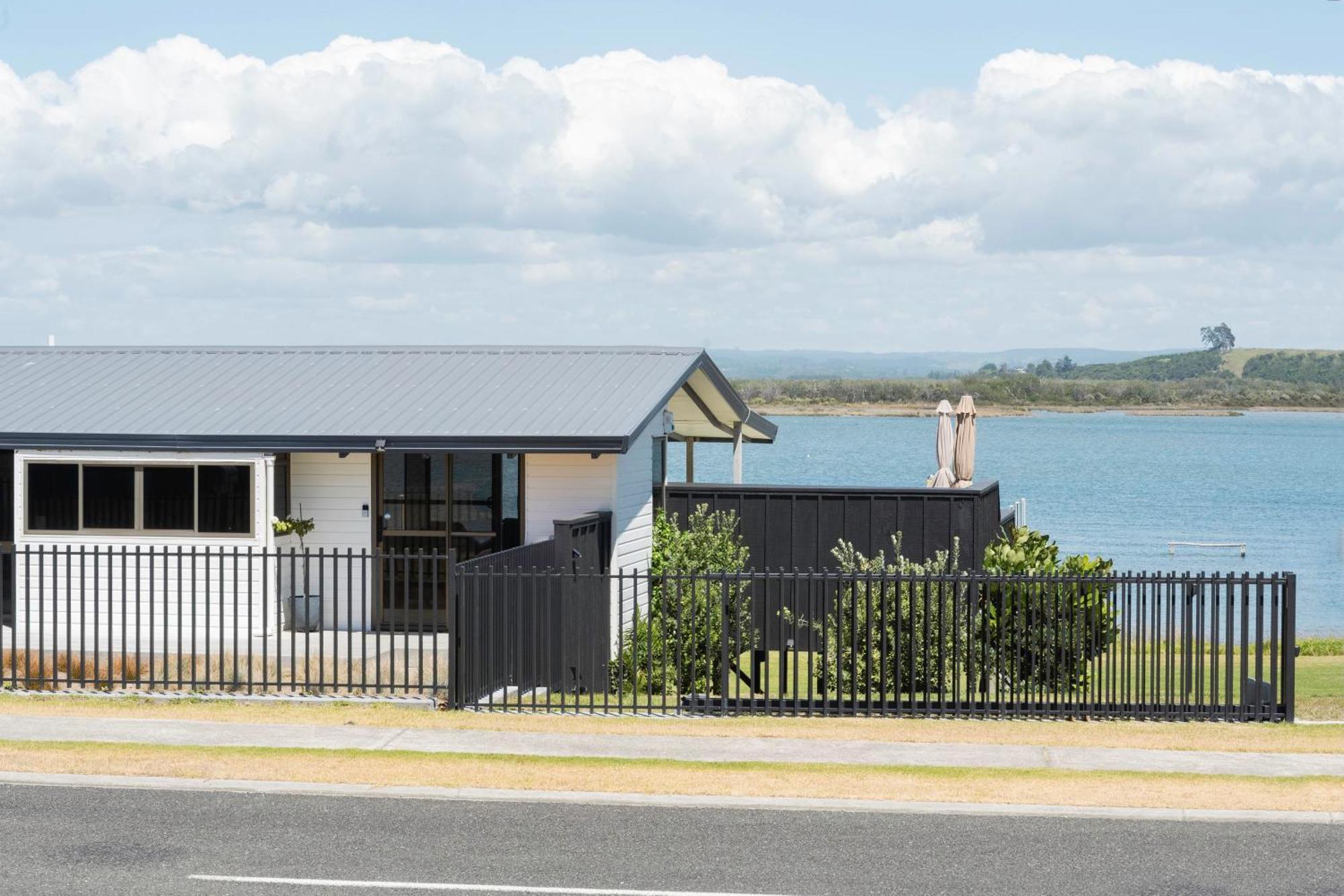 Pukehina Estuary Sunset Views Holiday Home Exteriör bild