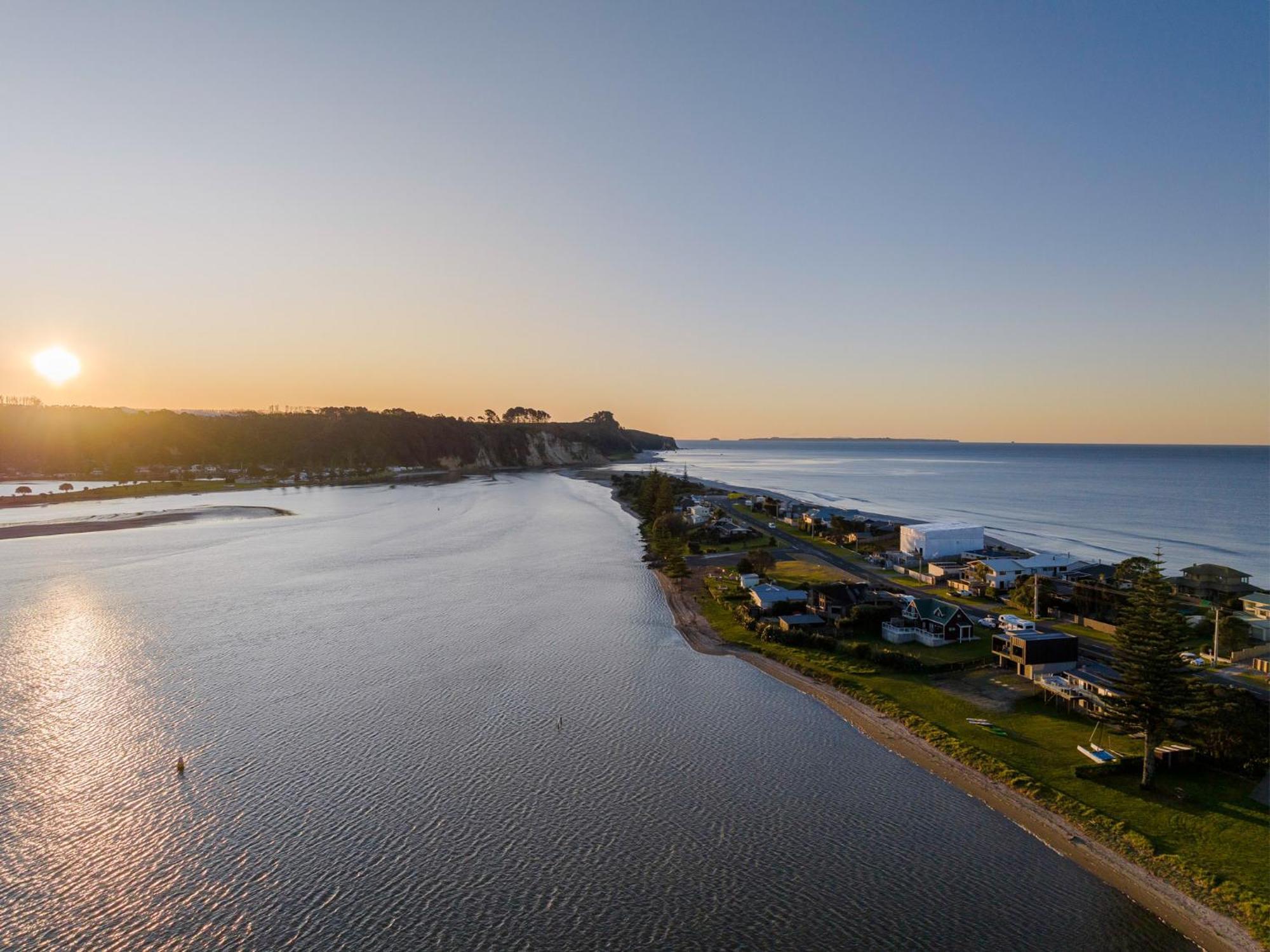 Pukehina Estuary Sunset Views Holiday Home Exteriör bild