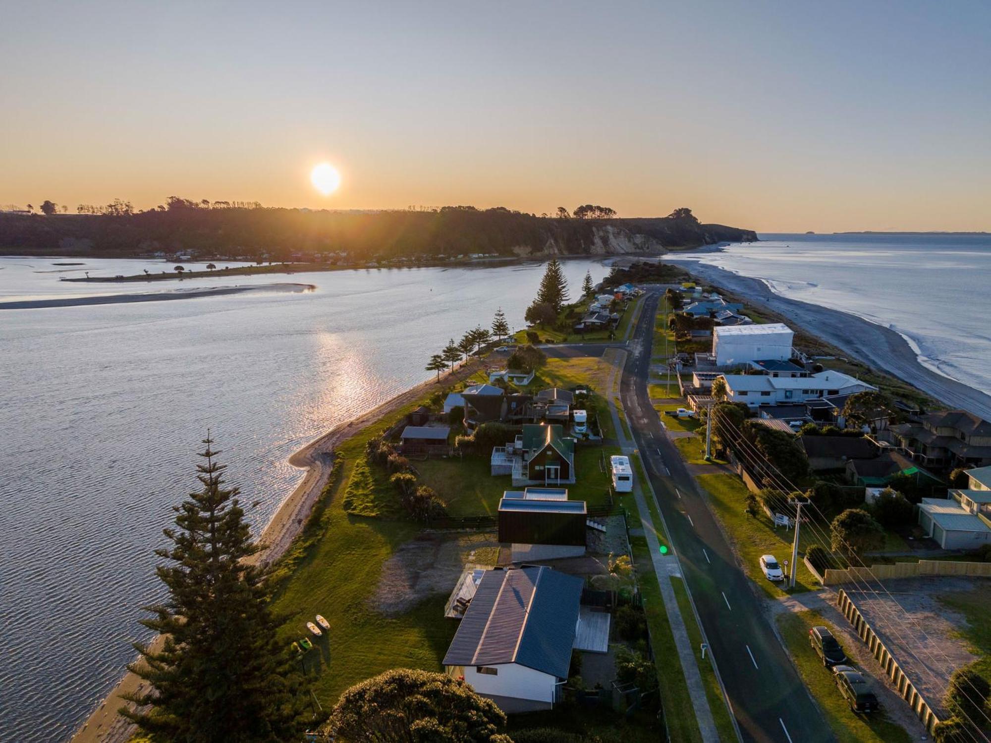 Pukehina Estuary Sunset Views Holiday Home Exteriör bild